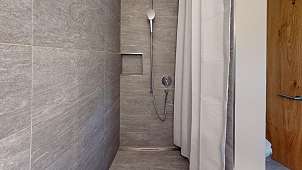 Chesa Barlangia Setaria Dusche WC 2