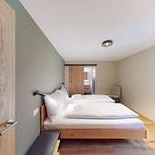 Chesa Barlangia Setaria Schlafzimmer 1 3